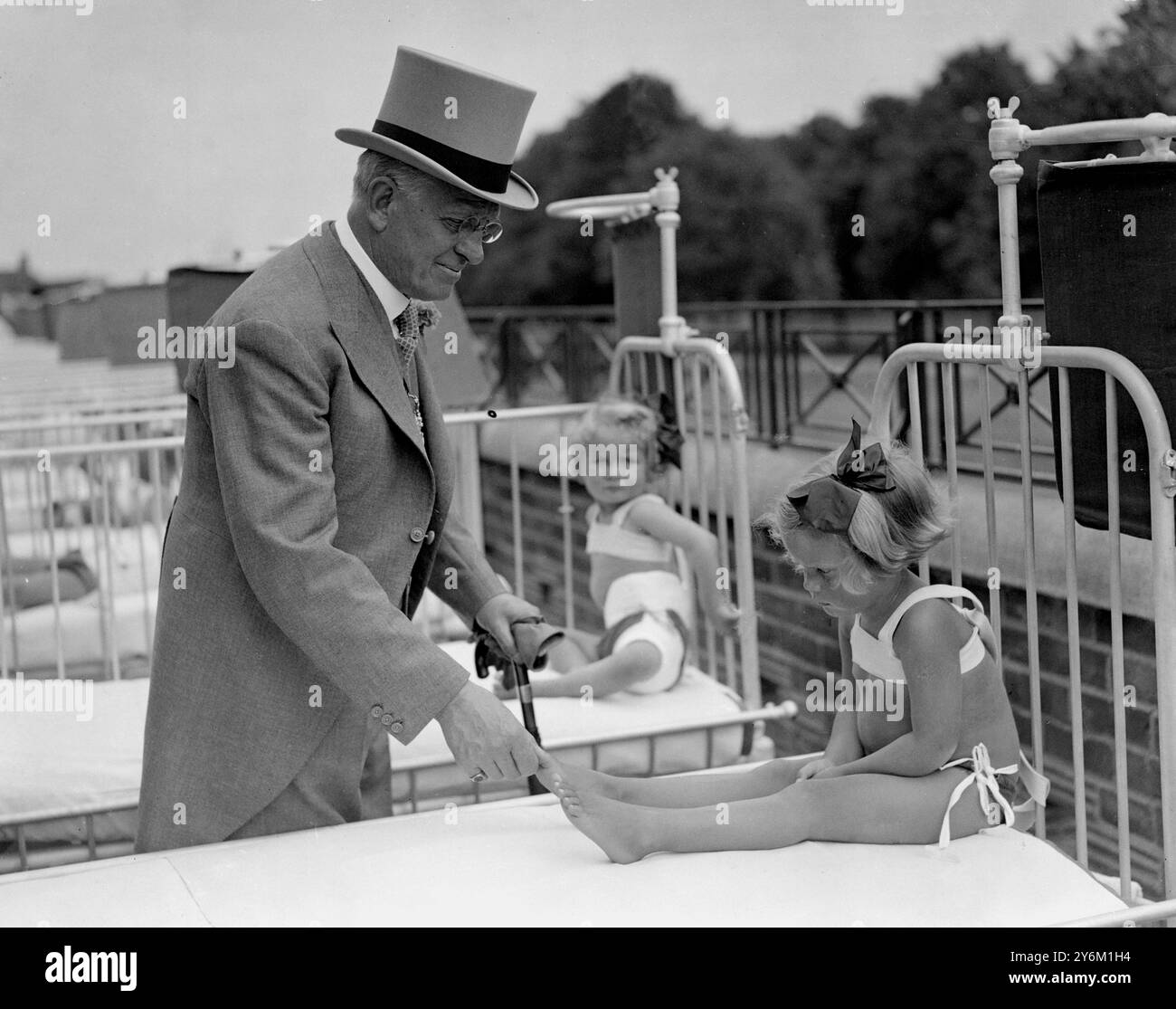 Giornata dei fondatori al Treloar Cripples Hospital and College di Alton. Il sindaco, Sir Charles Collett e un po' di paziente. 11 giugno 1934 Foto Stock