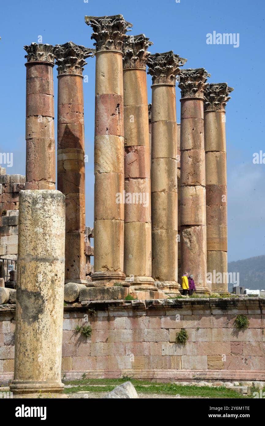 Giordania, Medio Oriente, Jerash, vista sulle colonne corintiche del tempio di Artemide nel sito greco-romano di Jerash Foto Stock