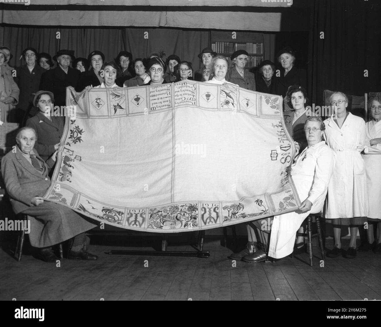 Women's Institute, Swanley, Kent con la loro tovaglia di presentazione 12 settembre 1953 Foto Stock