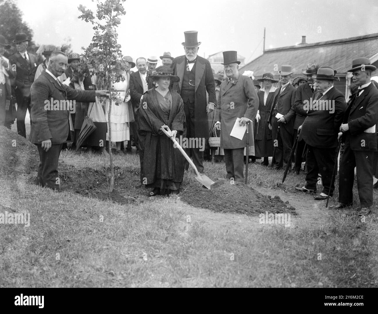 Giornata del fondatore all'Alton Cripples Hospital, Hampshire. Dame Margaret, Mrs Lloyd George pianta una quercia. Foto Stock