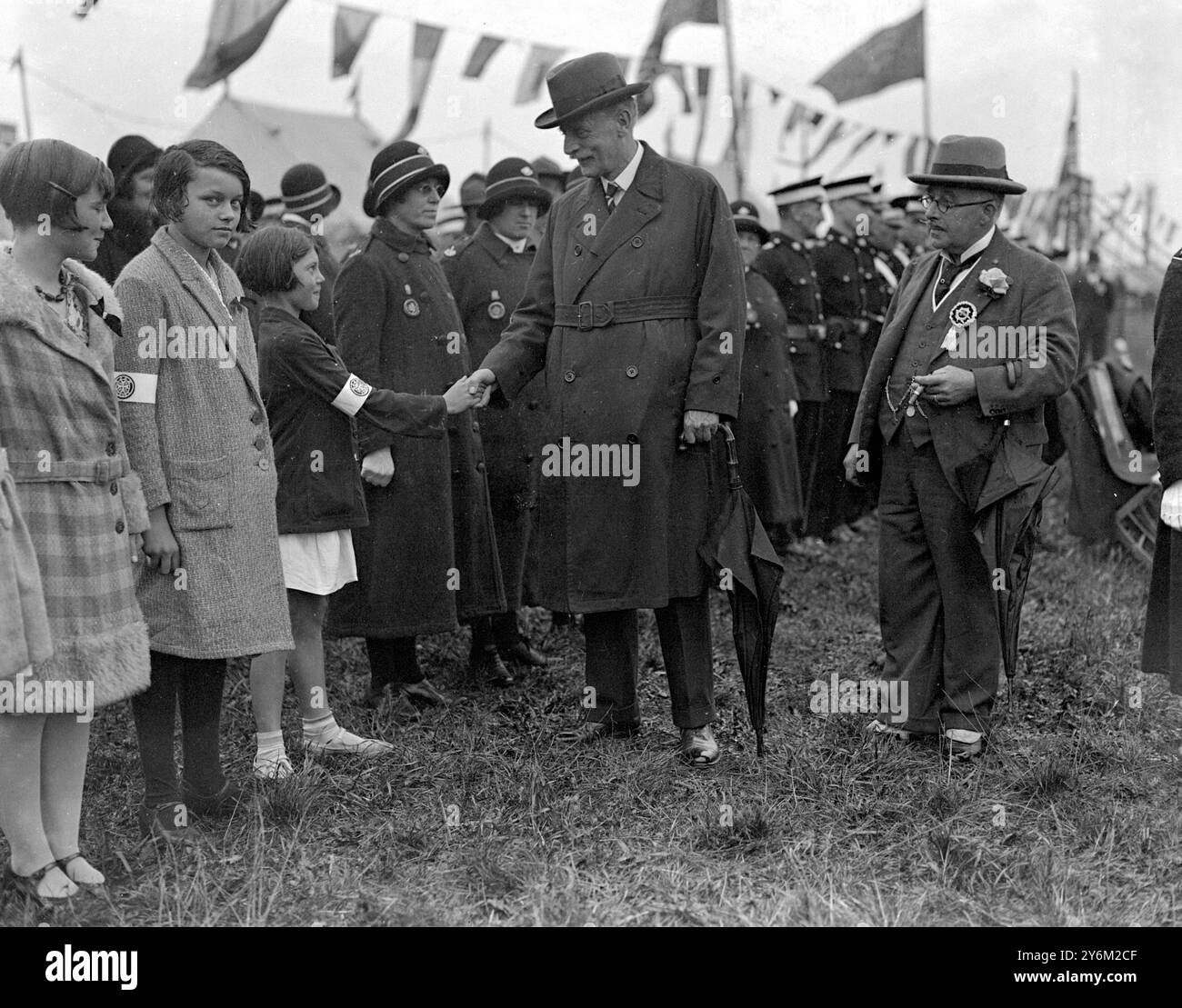 Ispezione ambulanza St John a Chadwell Heath, nord-est di Londra / Essex. Il colonnello J.T. Woolrych Perowne, cancelliere dell'ordine, si congratula con un cadetto appena iscritto. Foto Stock