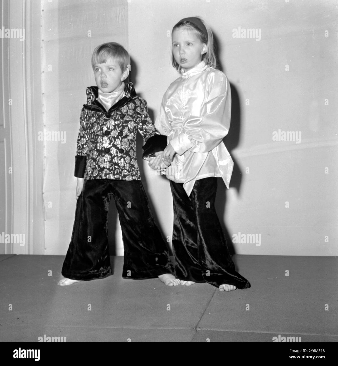 Londra: I figli di Lady Bellinger, ex Lady-Mayoress di Londra, Ian, di 4 anni, e Louise, di 5 anni, mostra la moda per bambini della collezione "Kids in Gear" al pranzo alla moda "Isadora" di Londra. La moda della collezione "Kids in Gear" è stata modellata da bambini di personaggi famosi. Il ricavato della funzione è andato alla Royal Academy of Dancing. 14 gennaio 1969 Foto Stock