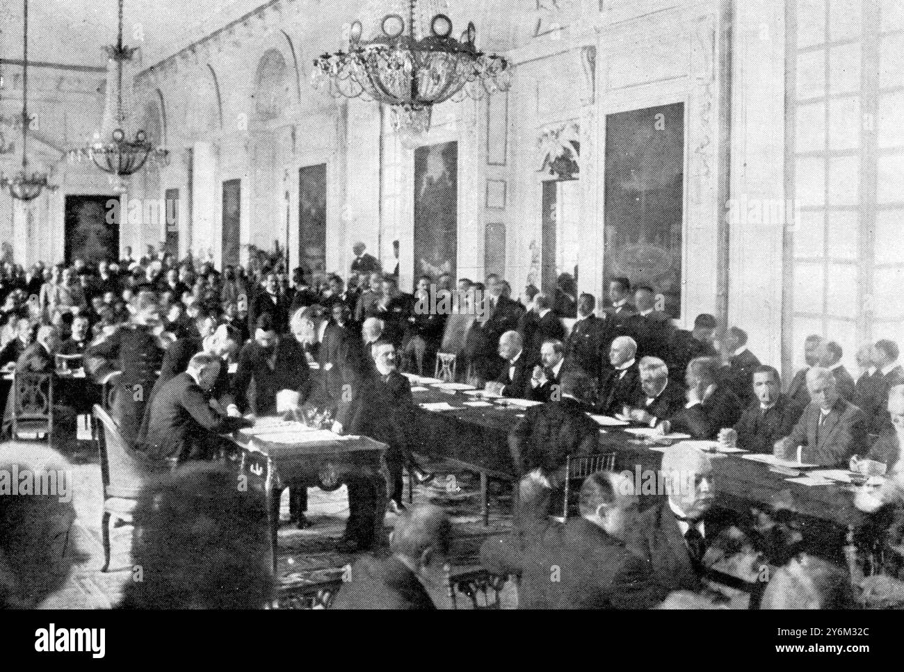 La firma del trattato di pace con l'Ungheria nel Trianon a Versailles, l'ambasciatore italiano a Parigi, che apporta la sua firma al documento. 12 giugno 1920 Foto Stock