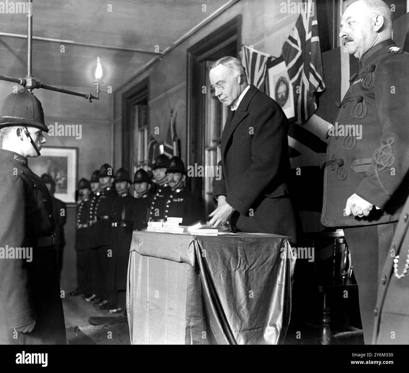 Sir Nevil Macready decora P.C. Risebro con il D.F.M.. 29 gennaio 1920 Foto Stock