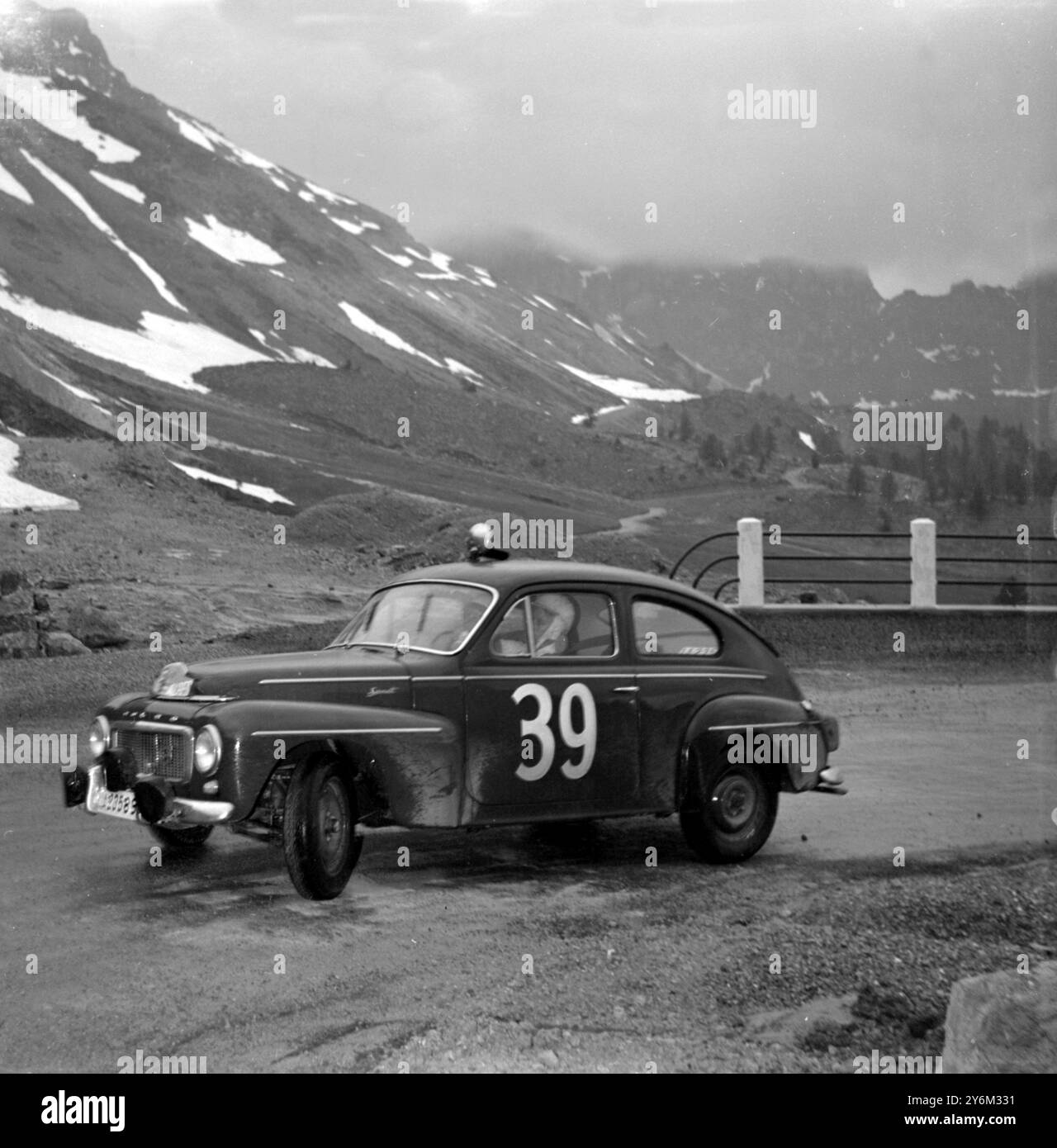 Cannes: La svedese Mme Ewy Rosqvist e il suo co-pilota Moni Wallraff, della Germania, nella foto qui in cima al col De l'Izoard, regione delle Alpi, hanno vinto la Coupe Des Dames (Premio delle donne) nel 22° Rally Internazionale delle Alpi, che si è concluso ieri a Cannes (28°). Nella loro Volvo, la coppia ha concluso la prova di 1.850 miglia con 900 punti di rigore. I vincitori del rally furono i fratelli gemelli D.e G. Morley di Norwich, Inghilterra, in un Austin Healey. 29 giugno 1961 Foto Stock