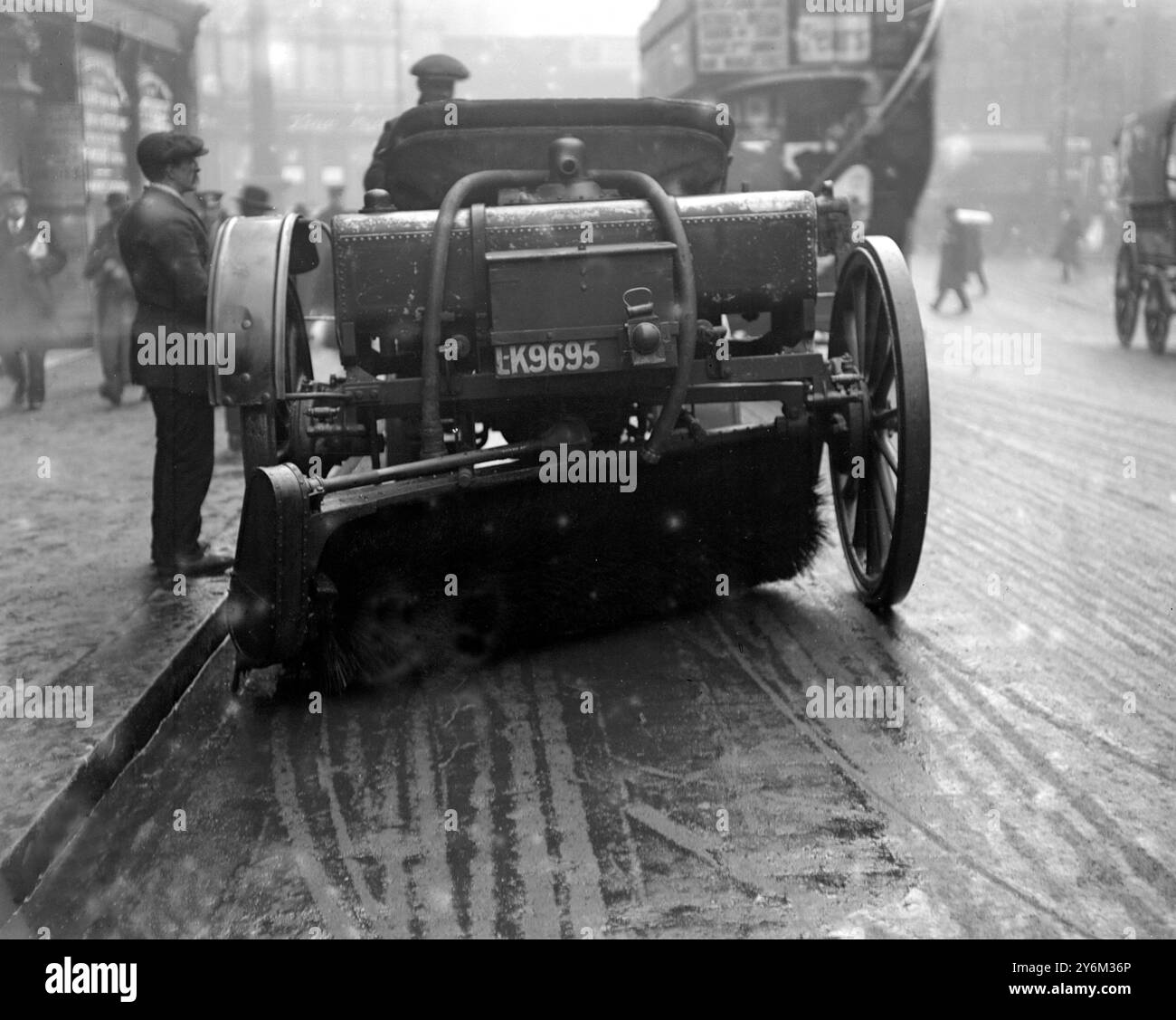 Il nuovo motorino della spazzatrice fango. forse 1920 o 1930 Foto Stock