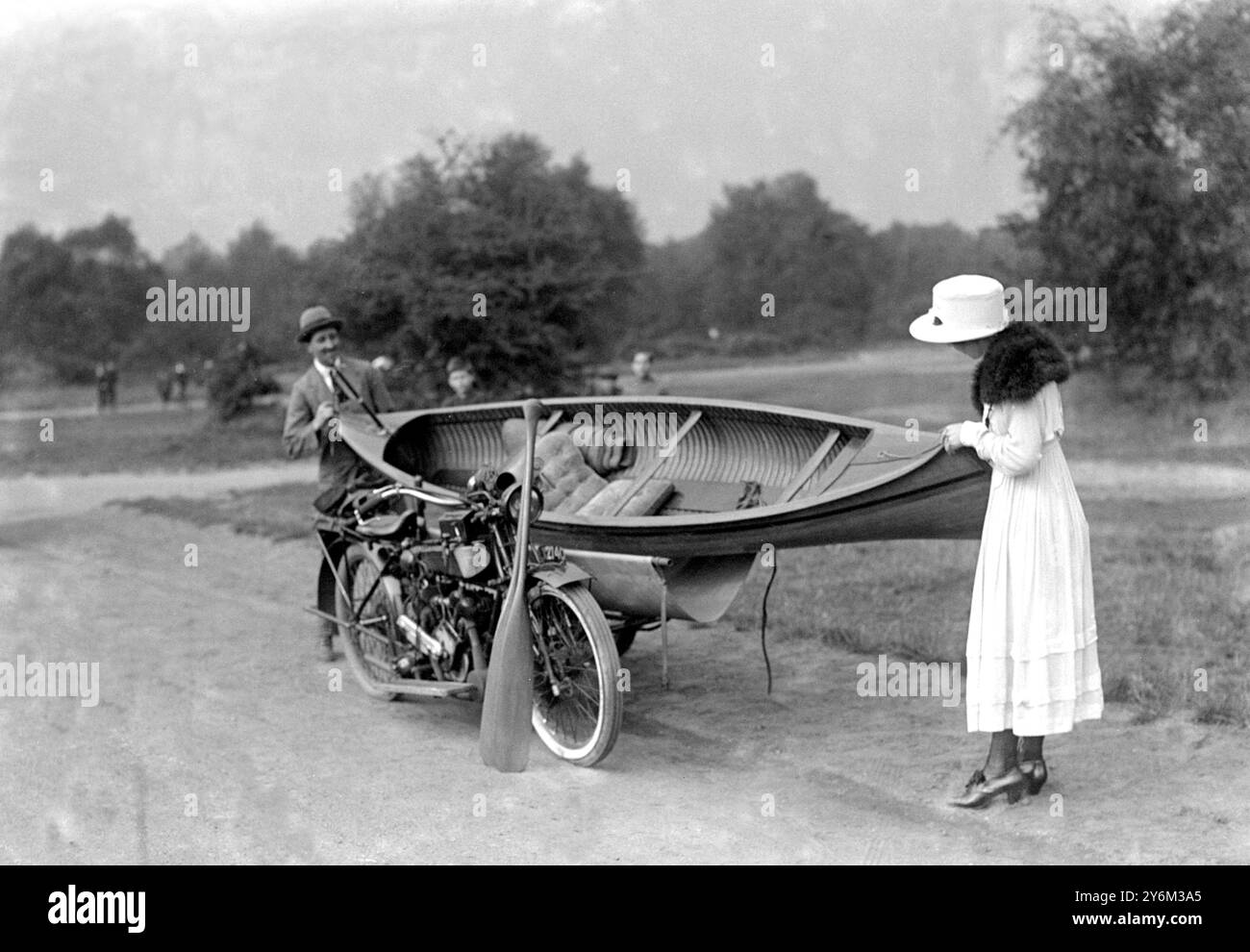 Canoa ciclo motore. È prevista la sistemazione per tre persone. Il signor Armstrong, inventore della canoa da bicicletta e di una donna pasquale, si rivolgono alla canoa per rivelare un interno imbottito. 14 agosto 1920 Foto Stock