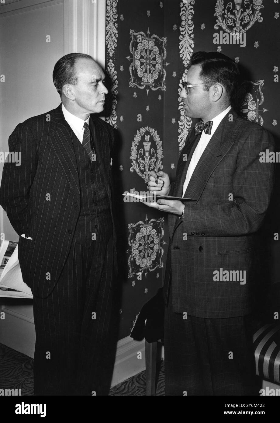 Sean MacBride (a sinistra), ministro degli affari esteri irlandese, è intervistato dal giornalista della United Press Leonard Zahn, in una conferenza stampa al Copley Plaza Hotel poco dopo il suo arrivo a Boston. 13 marzo 1951 Foto Stock