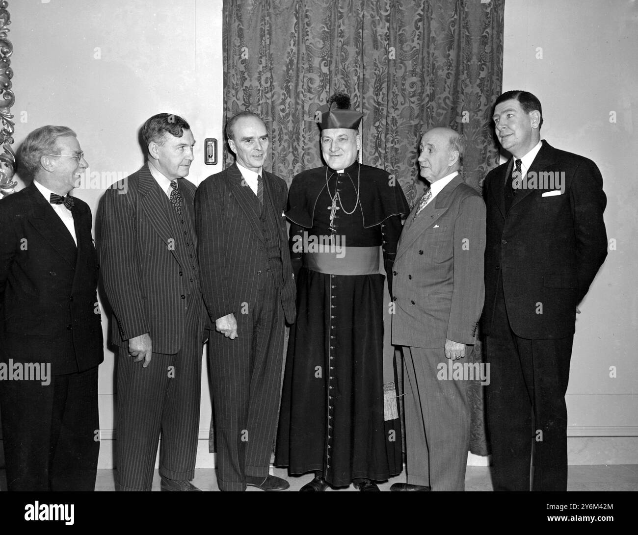 Boston: Poco dopo il suo arrivo qui, Sean MacBride, ministro irlandese degli affari esteri, incontra l'arcivescovo Richard Cushing, di Boston, nella sua residenza nella sezione di Brighton della città. Da sinistra a destra sono: Sean Nunan, (segretario di Sean MacBride), Thomas F. Sullivan, Commissario di polizia di Boston e Joseph F. Shields, console irlandese a Boston. 13 marzo 1951 Foto Stock