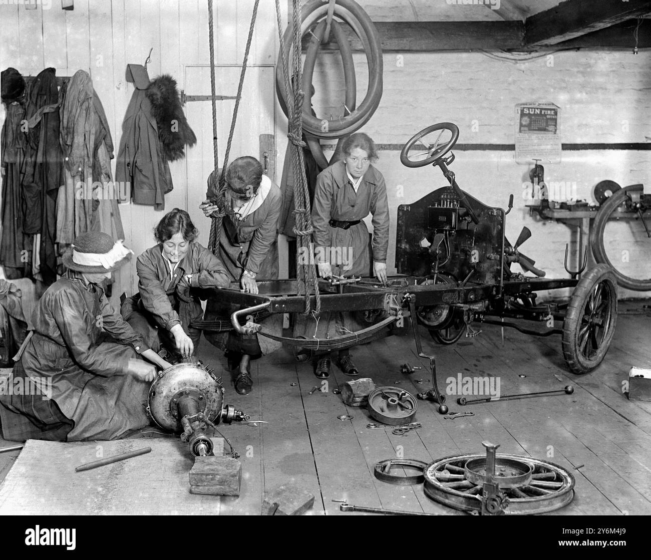 Onorevole Gabrielle Margaret Ariana Borthwick School of Motoring and Engineering, Piccadilly, Londra. Rimozione dell'assale di una vettura per eseguire le riparazioni e anche per imparare le parti. Foto Stock