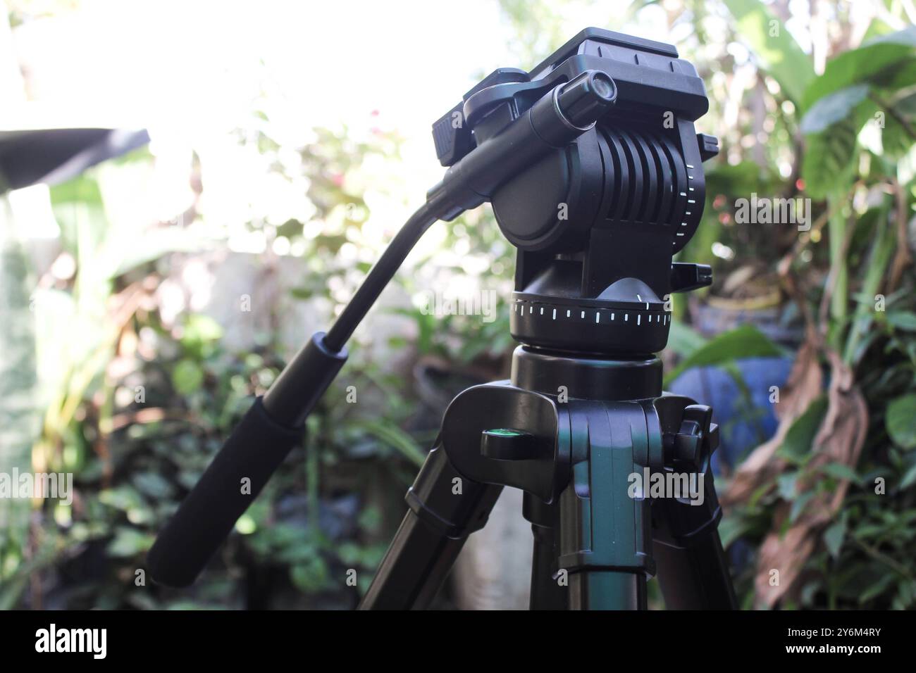 Cavalletto per fotocamera, DSLR e telefono, cavalletto multifunzione con testina fluida regolabile Foto Stock