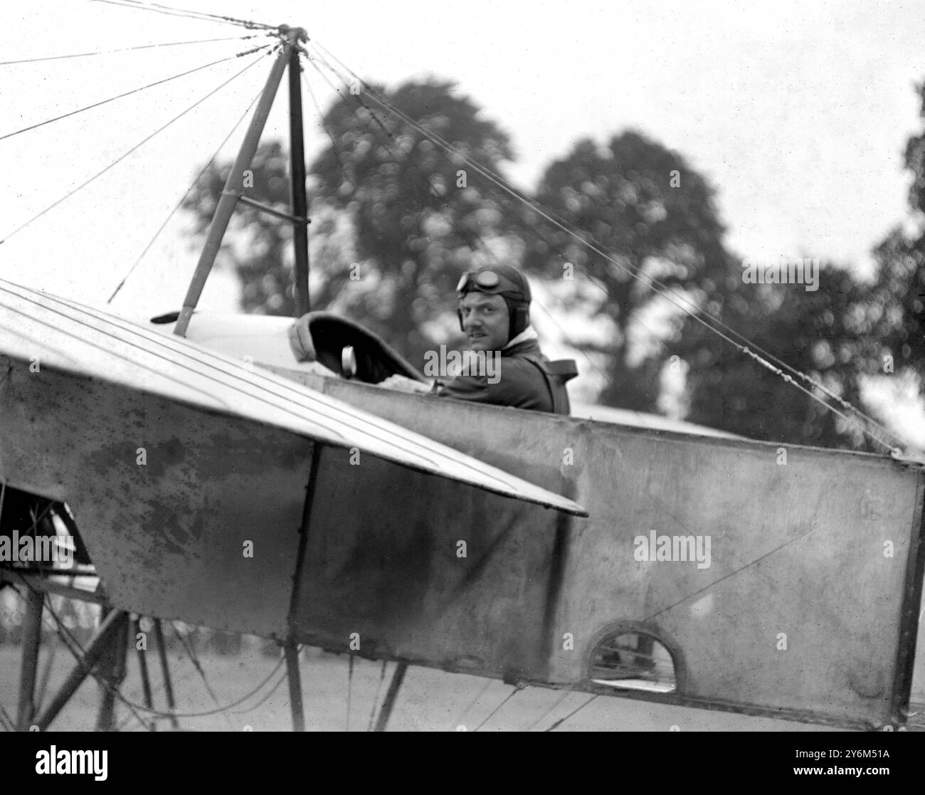 Il signor B.C. Hucks. Nato nel 1884, morì di influenza spagnola nel 1918 e fu sepolto nel cimitero di Highgate, Londra. Hucks è stato il primo pilota inglese ad effettuare il loop nel novembre 1913. ALIAS Benny Bentfield Hucks. Foto Stock