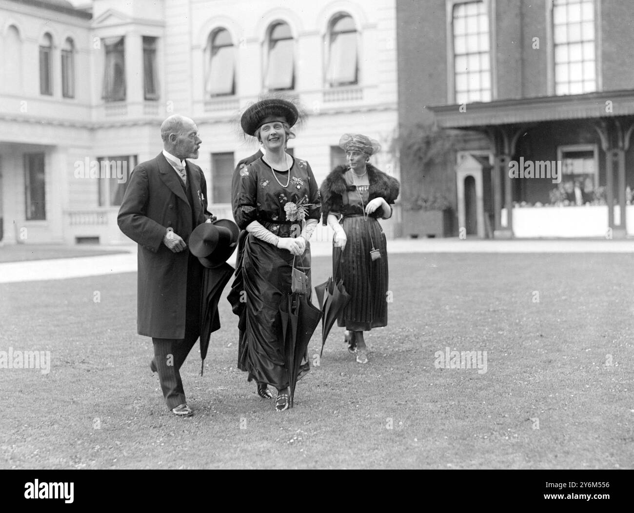 St James Palace Garden Party in aiuto della Lega della Misericordia. Principessa Alice, Contessa di Athlone, e Sir James Harrison 1920 anni Foto Stock