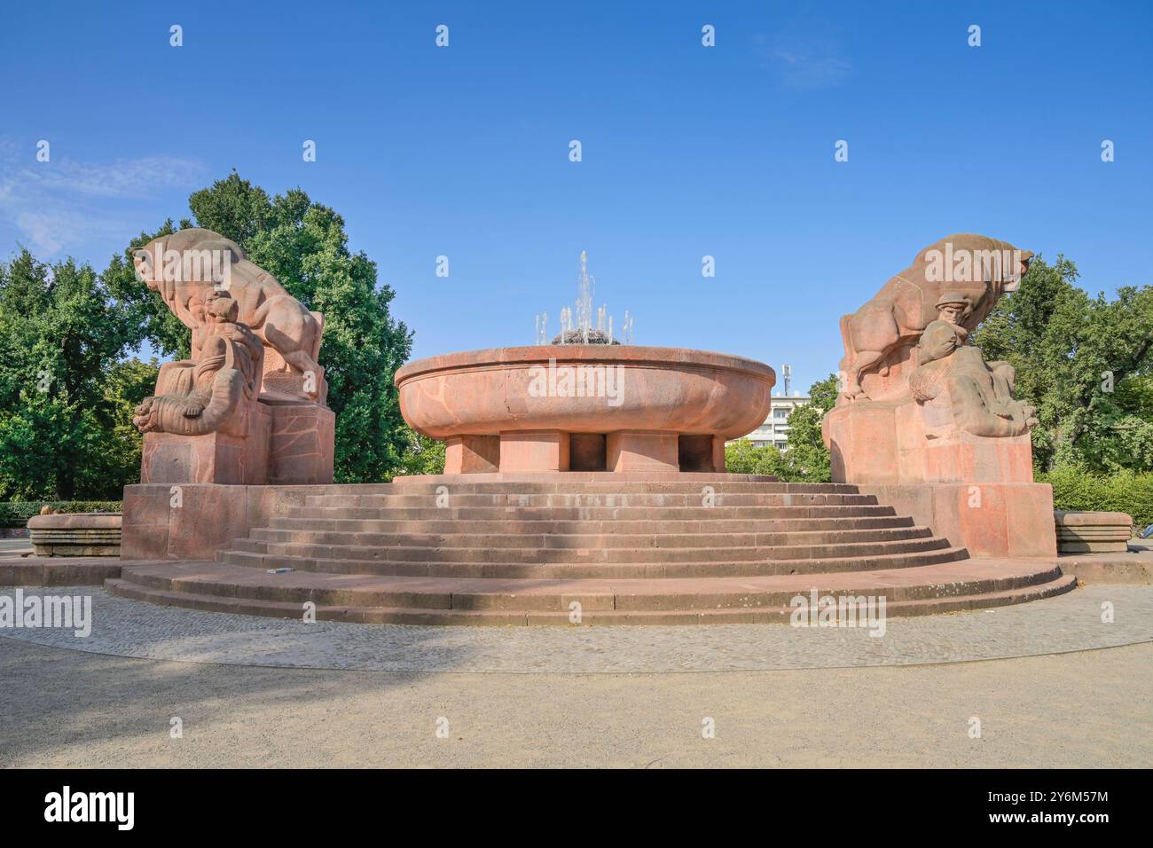 Stierbrunnen, Arnswalder Platz, Prenzlauer Berg, Pankow, Berlino, Deutschland *** Stierbrunnen, Arnswalder Platz, Prenzlauer Berg, Pankow, Berlino, Germania Foto Stock