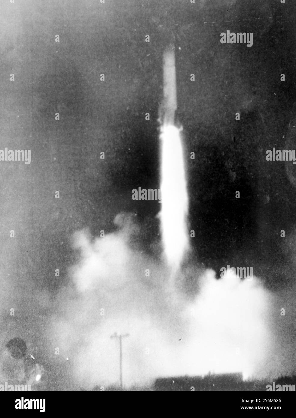 Cape Canaveral, Florida: Con una spinta di fiamme e vapore, il razzo Jupiter C dell'esercito statunitense viene lanciato verso il cielo nel centro di test di Cape Canaveral, trasportando un satellite terrestre da 29,7 libbre chiamato "Explorer", lanciandolo con successo in orbita. Secondo i rapporti , l'esploratore, questa mattina girava intorno al mondo ogni 113 minuti, e aveva raggiunto un'altitudine massima di 2.000 miglia. Due ore dopo il lancio, il presidente Eisenhower ha annunciato il successo della Casa Bianca temporanea di Augusta, GA., dove è andato per una vacanza di golf. 1 febbraio 1958 Foto Stock