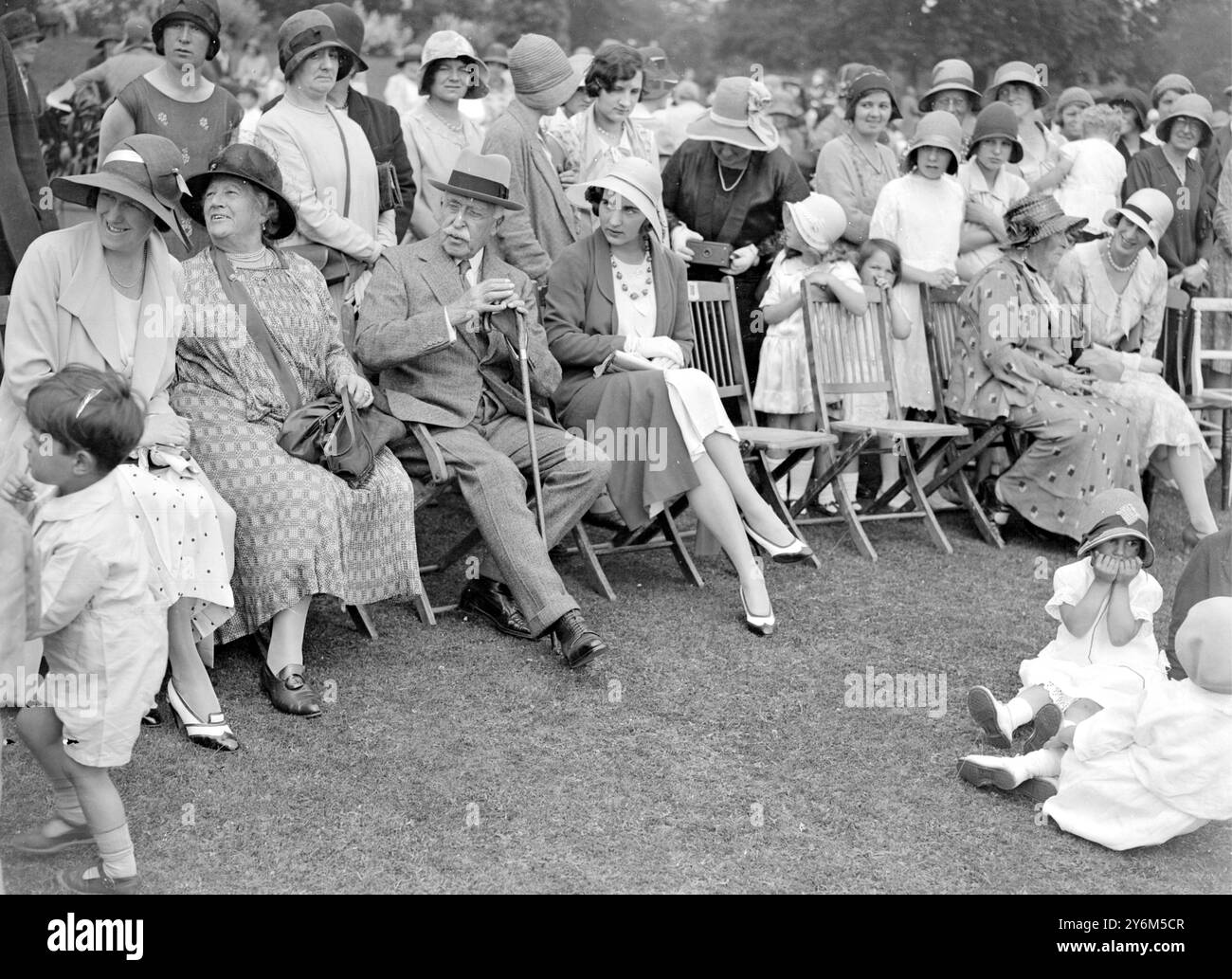 Il Duca di Connaught e sua nipote la Principessa Ingrid di Svezia, ad un baby show e a una festa a Bagshot Park, nel Surrey. 1920-1930 Foto Stock