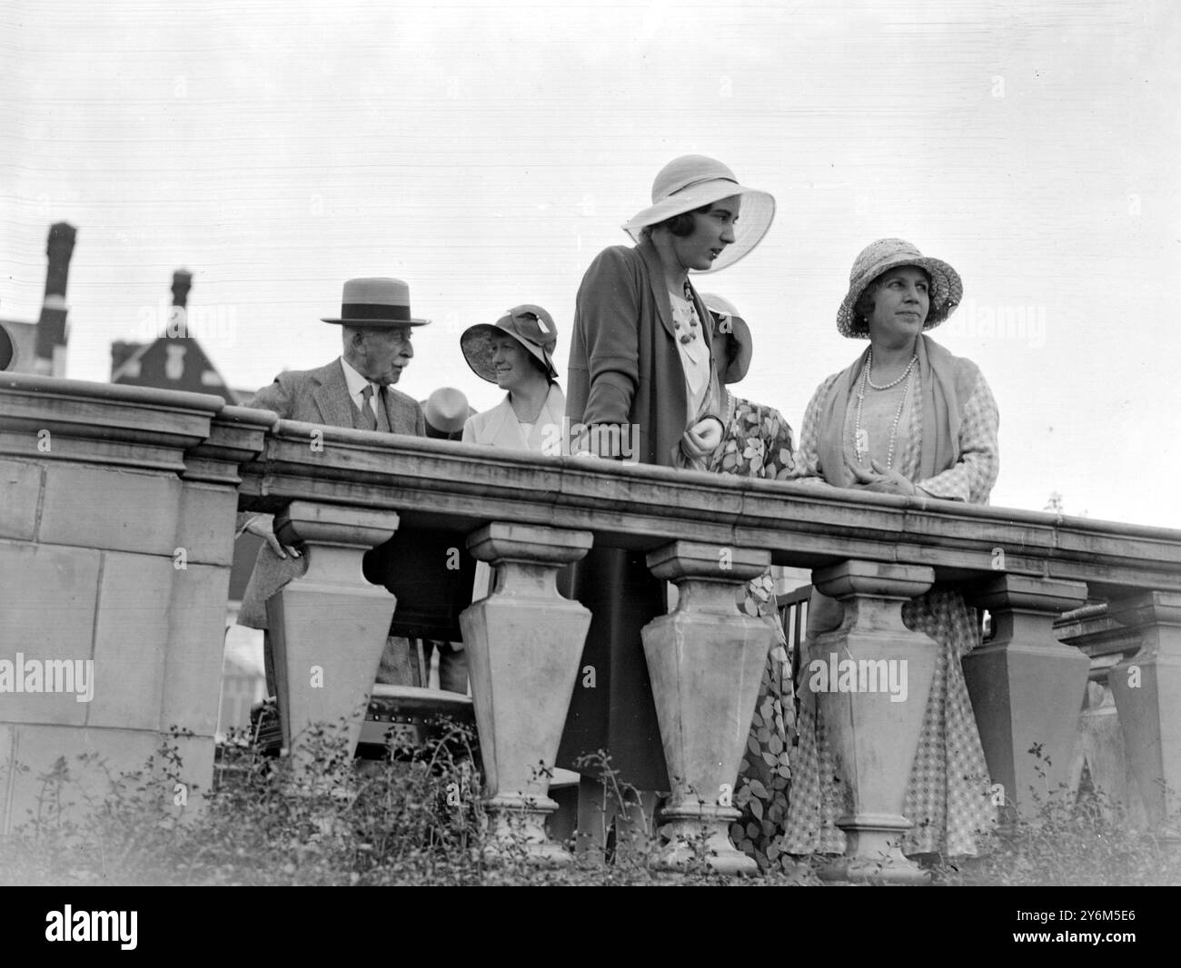 Principessa Ingrid di Svezia, ad una baby show e fete a Bagshot Park, Surrey (indossa un cappotto scuro) 1920-1930 Foto Stock