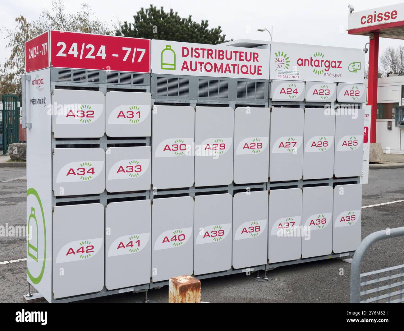 Distributore automatico di bombole di gas in una stazione di servizio. Antargaz Foto Stock