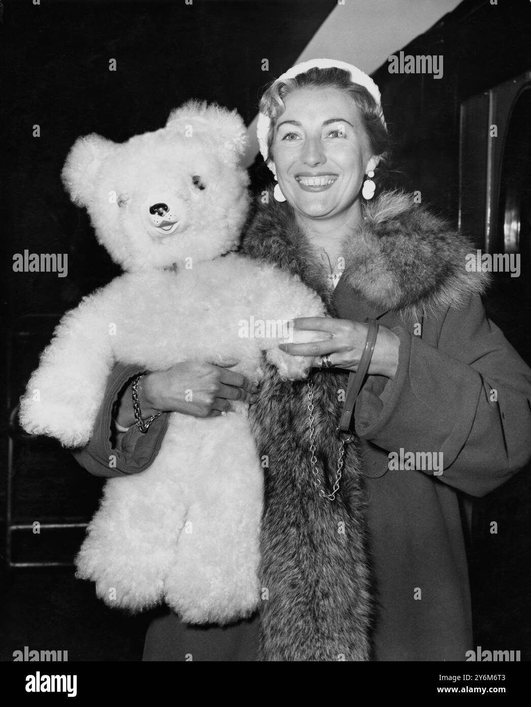 8 giugno 1954 Dame vera Lynn torna con un grande orsacchiotto chiamato 'Snowball', per sua figlia. All'arrivo dal suo tour negli Stati Uniti alla stazione di Waterloo, Londra. La cantante britannica divenne famosa durante la seconda guerra mondiale, quando fu soprannominata "The Forces" Sweetheart" credito: TopFoto Foto Stock