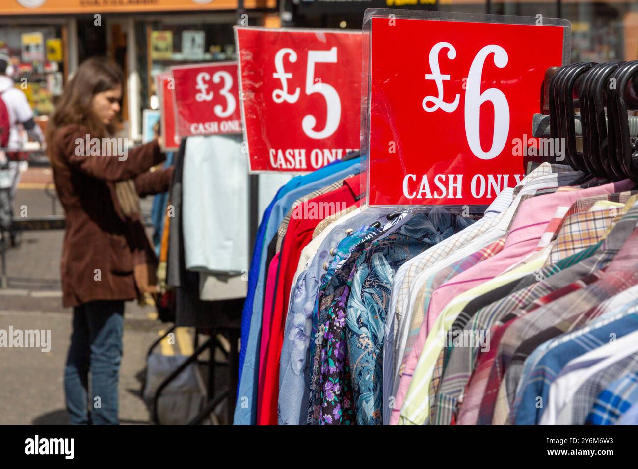 Regno Unito, Inghilterra. Crisi finanziaria e inflazione. Vendita di vestiti di seconda mano a Brighton Foto Stock
