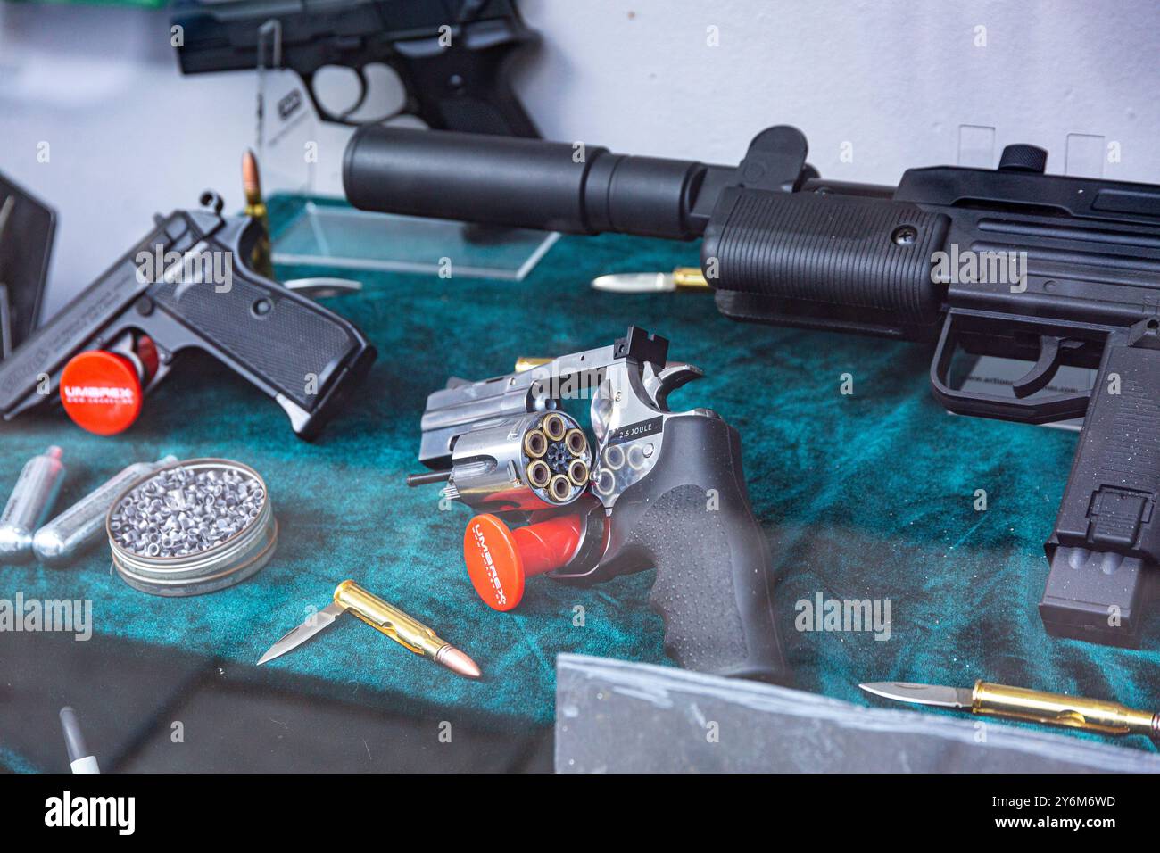 Regno Unito, Inghilterra, armi in vetrina di negozi specializzati Foto Stock