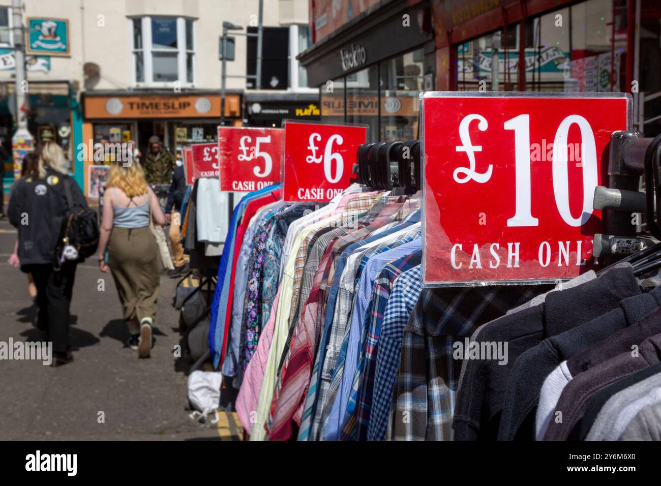 Regno Unito, Inghilterra. Crisi finanziaria e inflazione. Vendita di vestiti di seconda mano a Brighton Foto Stock