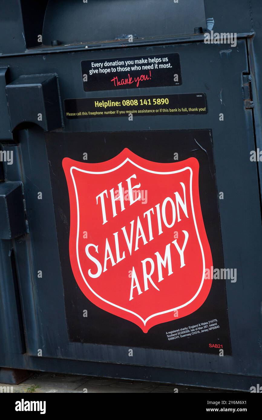 Regno Unito, Inghilterra. Crisi finanziaria e inflazione. Recupero di vestiti in container da parte dell'Esercito della salvezza inglese Foto Stock