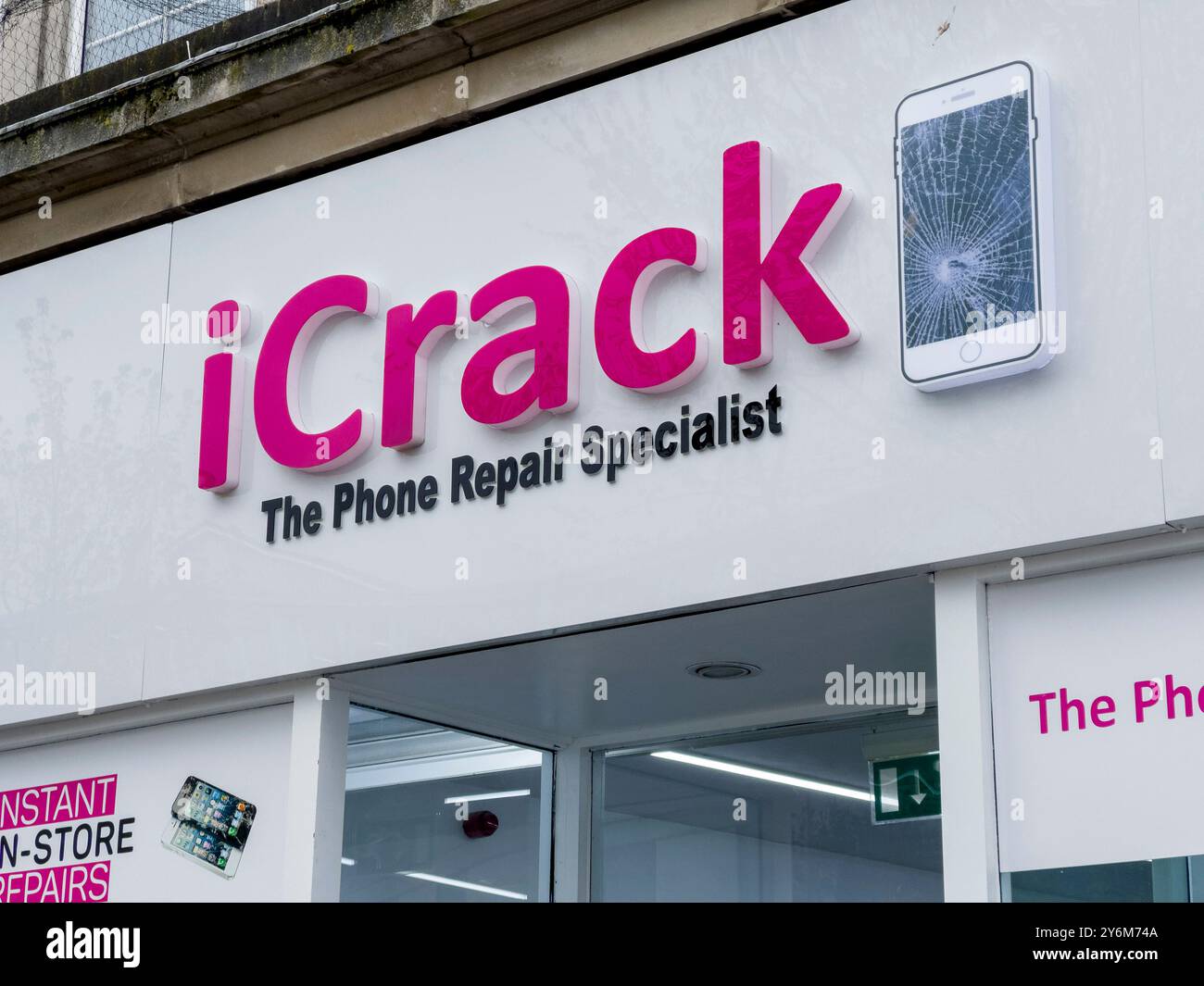 Regno Unito, Inghilterra. Negozio di riparazione telefono Icrack. Sigarette elettroniche in vetrina Foto Stock