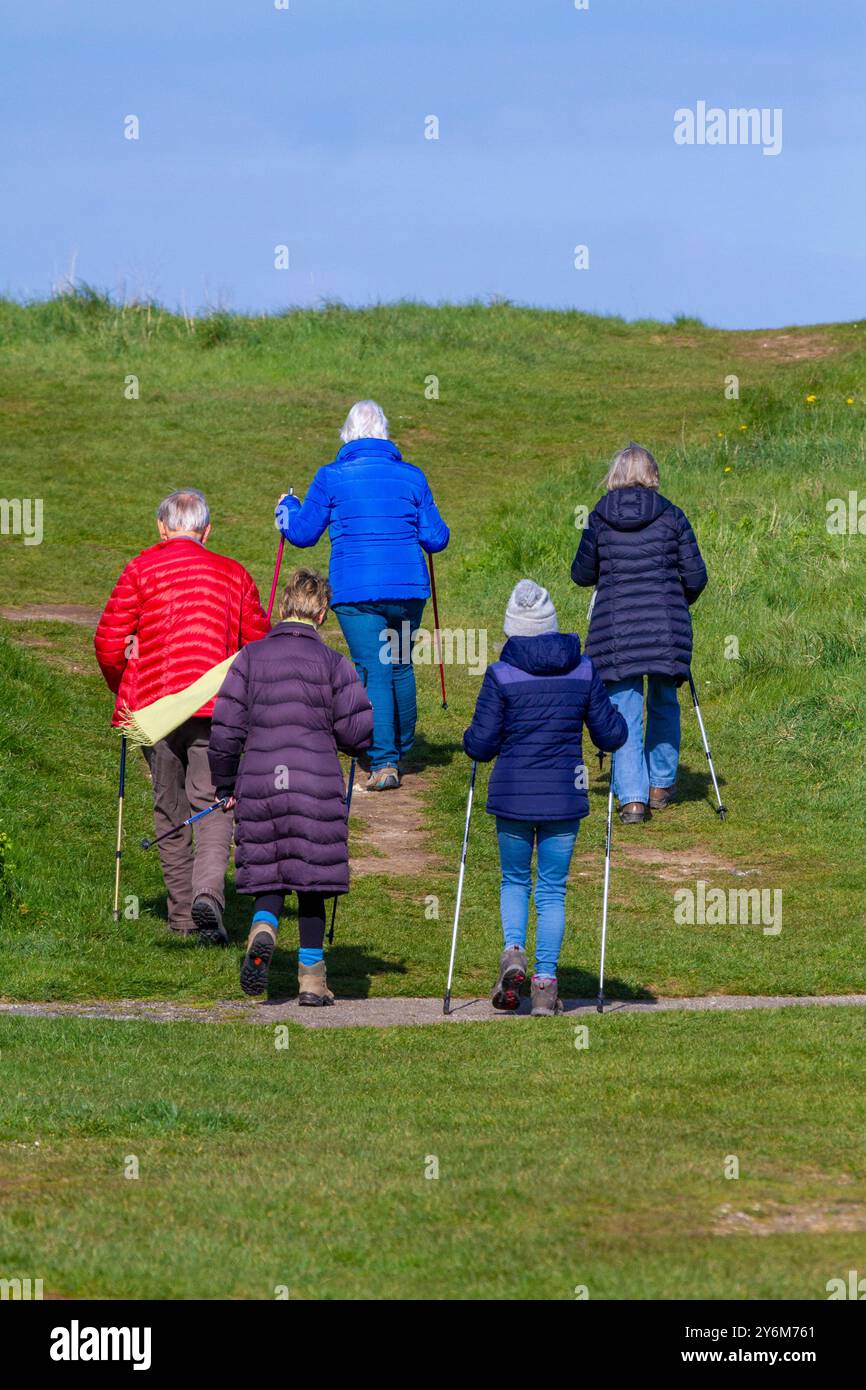Un gruppo di anziani sul retro che fa nordic walking Foto Stock