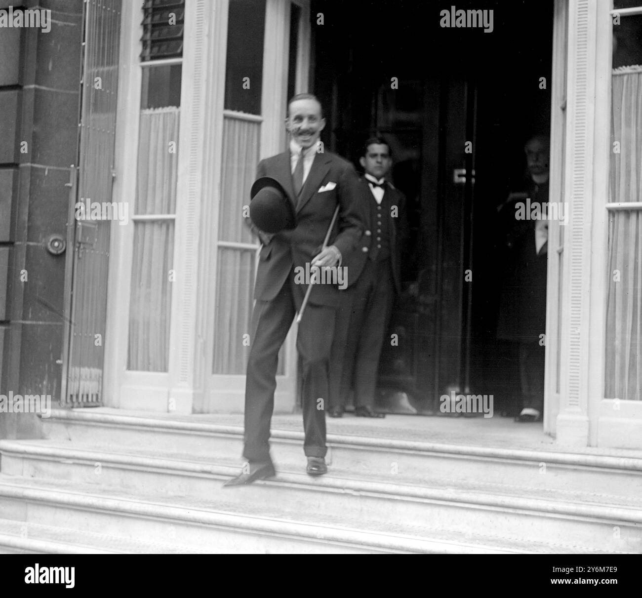 Il re di Spagna che lascia il Ritz. 10 luglio 1920 Foto Stock