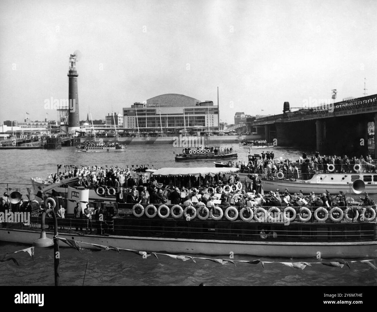 Lord Mayor naviga sul Tamigi. Apertura del Festival River Service. Indossando le vesti del suo ufficio, il sindaco di Londra (Alderman Denys Lowson) apre formalmente i servizi fluviali del Festival al molo di Charing Cross. In un lancio a motore a due viti chiamato "Everest", il sindaco aveva viaggiato dal molo di Old Swan, vicino al London Bridge, il primo sindaco a farlo dal 1856. Dall'altra parte del fiume si possono vedere la sala concerti del Festival e la Shot Tower. 25 aprile 1951 Foto Stock