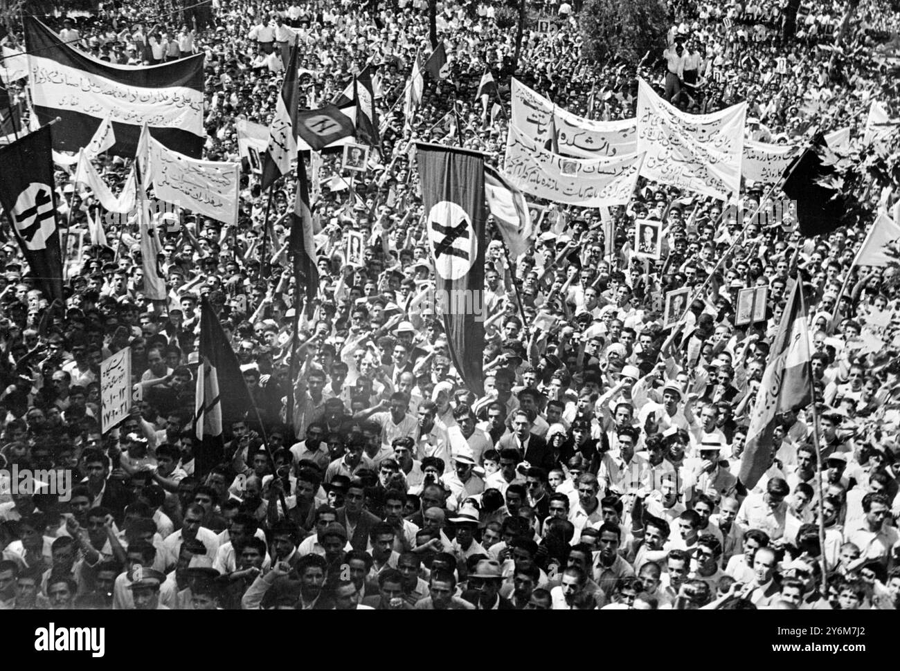 Grandi folle hanno manifestato a sostegno del governo in piazza Majlis, Teheran, il 21 luglio, il primo anniversario del ritorno al potere del dottor Mossadeq. Parte della vasta folla in Piazza Majlis che porta striscioni filo-governativi e ritratti del dottor Mossadeq 28 luglio 1953 Foto Stock