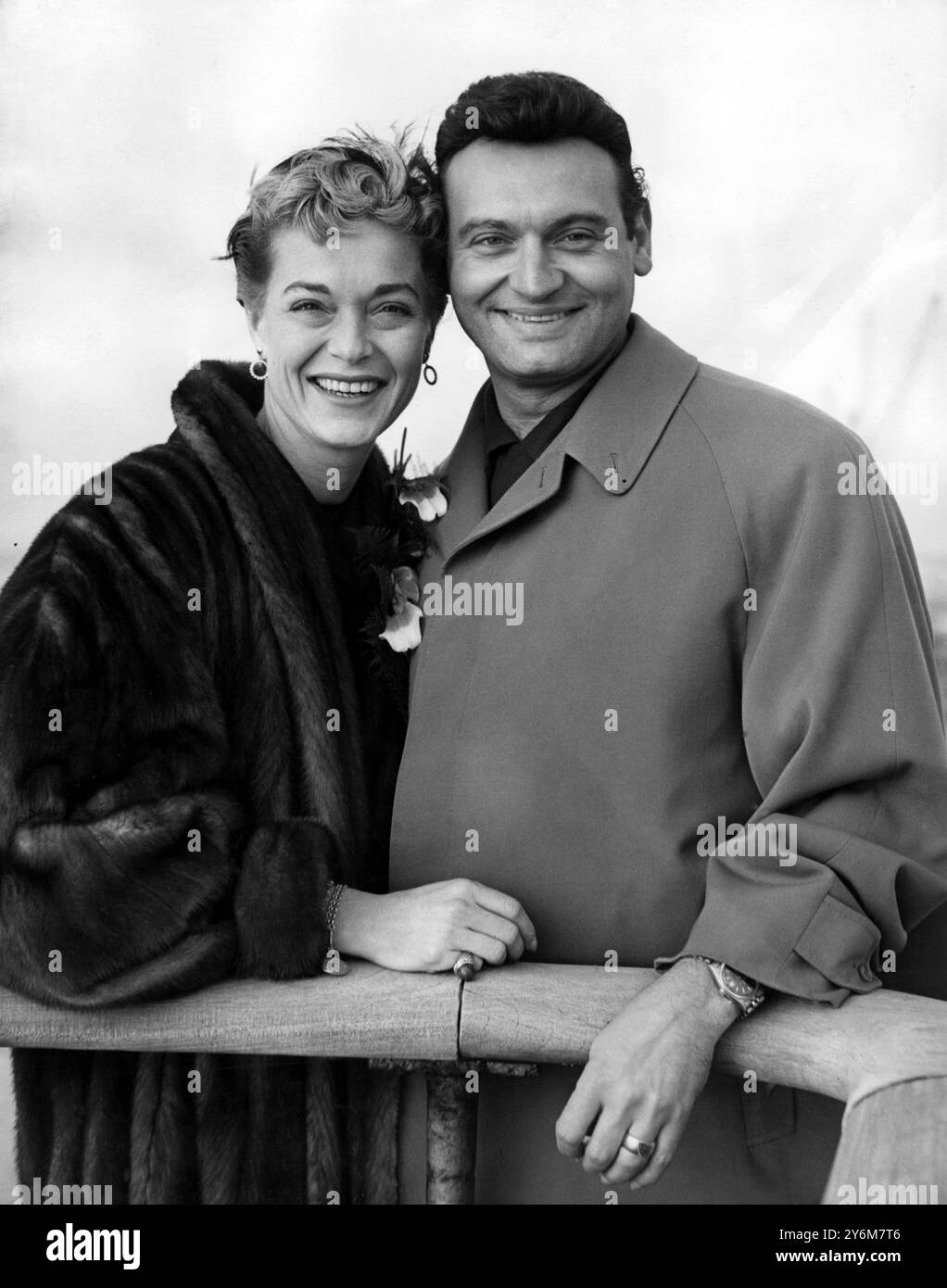 Il cantante americano Frankie Laine e sua moglie salutano la partenza di Southampton a bordo del transatlantico Ile de France per New York. 3 novembre 1954 Foto Stock