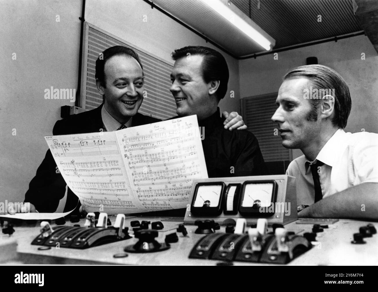 Matt Monro con Leonardo Schulz (a sinistra) e George Martin maggio 1962 Foto Stock