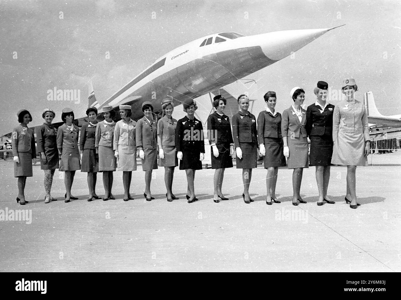 Parigi ospita 15 delle 16 compagnie aeree che hanno ordinato l'aereo supersonico anglo-francese Concord davanti al modello in scala reale dell'aereo di linea al Paris Air and Space Show all'aeroporto di le Bourget. Manca la padrona di casa Air-India. Visto da sinistra a destra : hostess di Japan Airlines; Braniff; United Airlines; American Airlines; Trans World Airlines; Lufthanse Airlines; Pan-American Airlines; Eastern Airlines; Continental Airlines; Air France; MEA Air Libyan; Air Canada; British Overseas Airway Corpn. e Qantas. 5 giugno 1967 Foto Stock