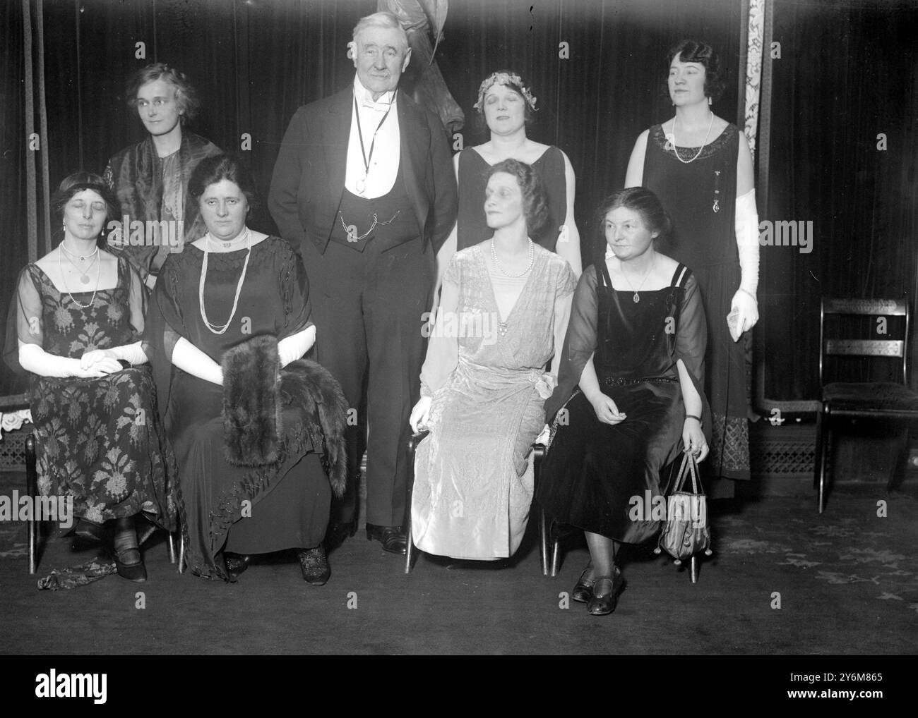 Storico raduno di donne parlamentari. - Che sono state elette in Parlamento alle elezioni generali del dicembre 1923 sette delle otto donne parlamentari sono state ospiti a una cena al ristorante Frascati. Da sinistra a destra in piedi. Sig.ra Jewson M.P., sig.ra T.P.o'Connor, (padre della Casa) Mrs Philipson, M.P., Lady Terrington M.P., seduto la duchessa di Atholl, M.P., Mrs Wintringham, M.P., Lady Astor M.P., Miss Margaret Bondfield, M.P. 10 gennaio 1924 vera Woodhouse, Lady Terrington, politica liberale e una delle prime donne parlamentari - ha vinto il suo seggio alle elezioni generali del dicembre 1923 nel Regno Unito Foto Stock