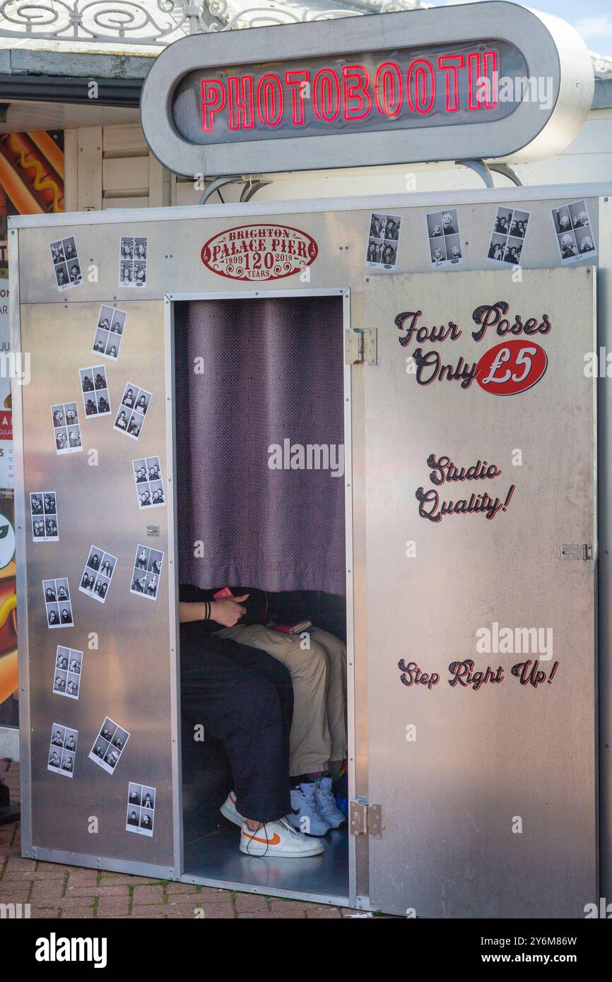Regno Unito, Inghilterra, East Sussex, Brighton. Molo di Brighton Palace. cabina fotografica Foto Stock