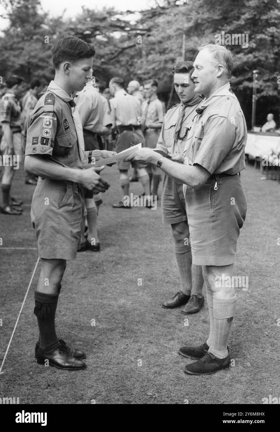 Lord Baden-Powell, Commissario capo scout, presentò il certificato della regina a Oliver J. N. Ogborn di Birmingham, a Gilwell Park, Essex. Ottocento scout della Regina ricevettero i loro certificati ad un ricevimento tenuto da Lord Rowallan, il capo scout. I certificati sono stati consegnati ai commissari delle truppe da Lord Rowallan. Essi, a loro volta, li presentarono ai singoli membri delle truppe. - Foto scattata il 10 maggio 1958 ©TopFoto Foto Stock