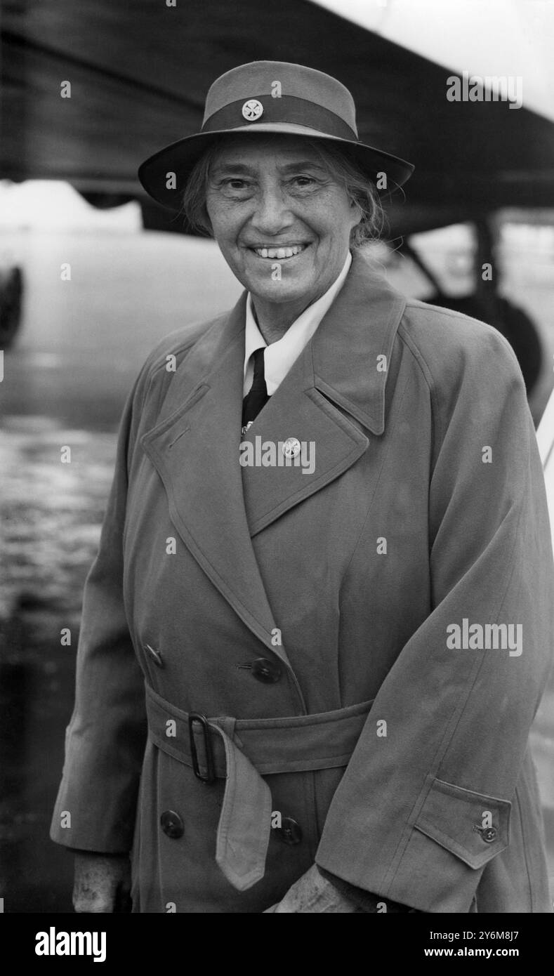La Guida Mondiale, Olave, Lady Baden-Powell, 68 anni, arriva all'Aeroporto di Londra con un tour di quattro mesi della Rhodesia settentrionale e meridionale, Tanganica e Kenya. Parteciperà a un servizio nazionale di ringraziamento presso l'Abbazia di Westminster per commemorare il centenario della nascita di Robert Baden-Powell, fondatore dei movimenti Scout e Guide. 19 febbraio 1957 ©TopFoto Foto Stock