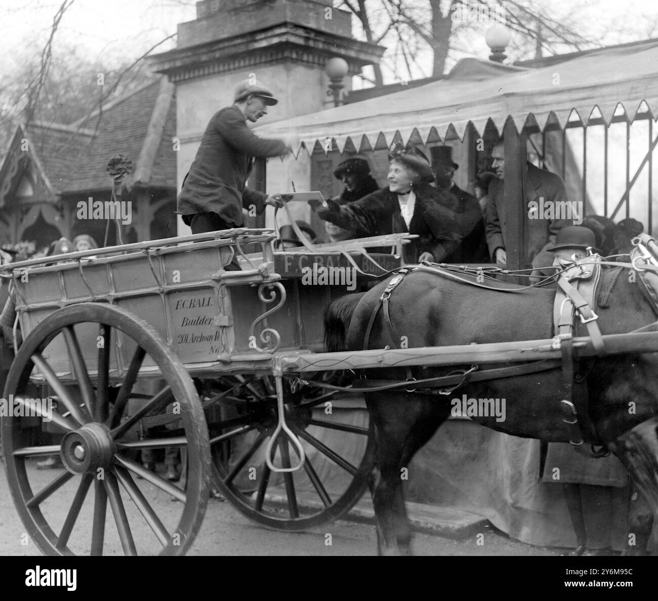 Van Horse Parade nel Regent's Park, 1920. La principessa Luisa (duchessa di Argyll) regala premi. 6 aprile 1920 Foto Stock