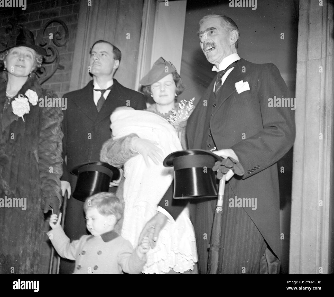 Neville Chamberlain di buon umore al battesimo alla Chelsea Old Church della figlia neonata del signor e della signora Stephen Lloyd. 18 ottobre 1938 Foto Stock