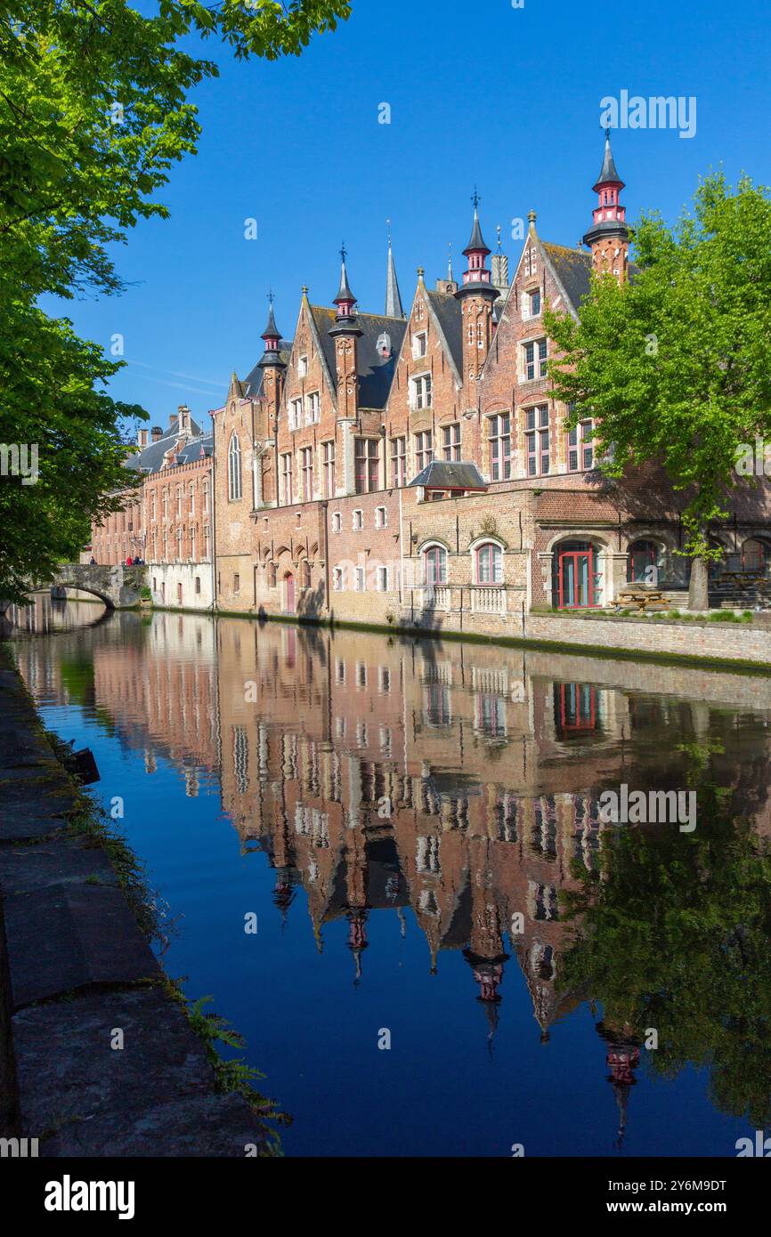 Europa, Belgio, Bruges. Canale nel centro storico. Foto Stock