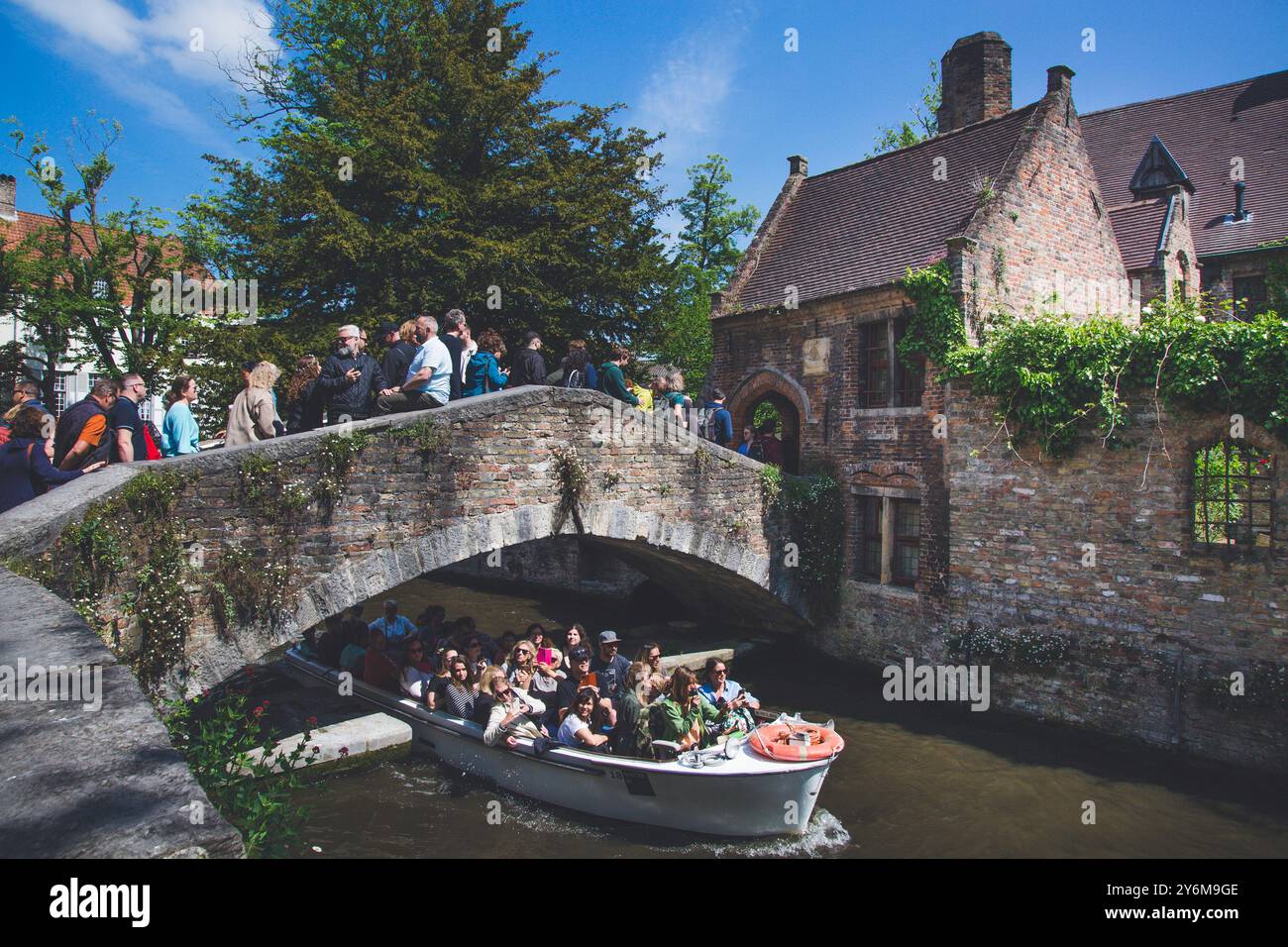 Europa, Belgio, Bruges. Canale nel centro storico. Foto Stock