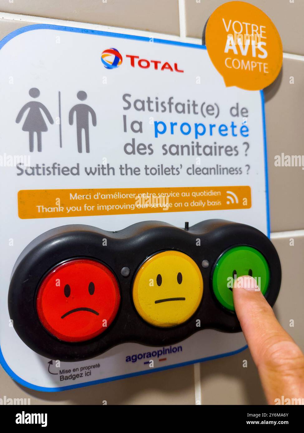 Sondaggio sulla soddisfazione. Pulsanti Smiley con codice colore Foto Stock