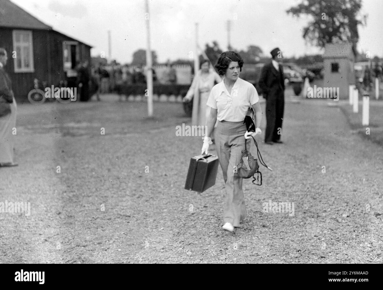 La signorina Paddy Naismith, che ha letto "At Home" dell'Aero Club, ha volato sul suo aereo da Heston. Foto Stock