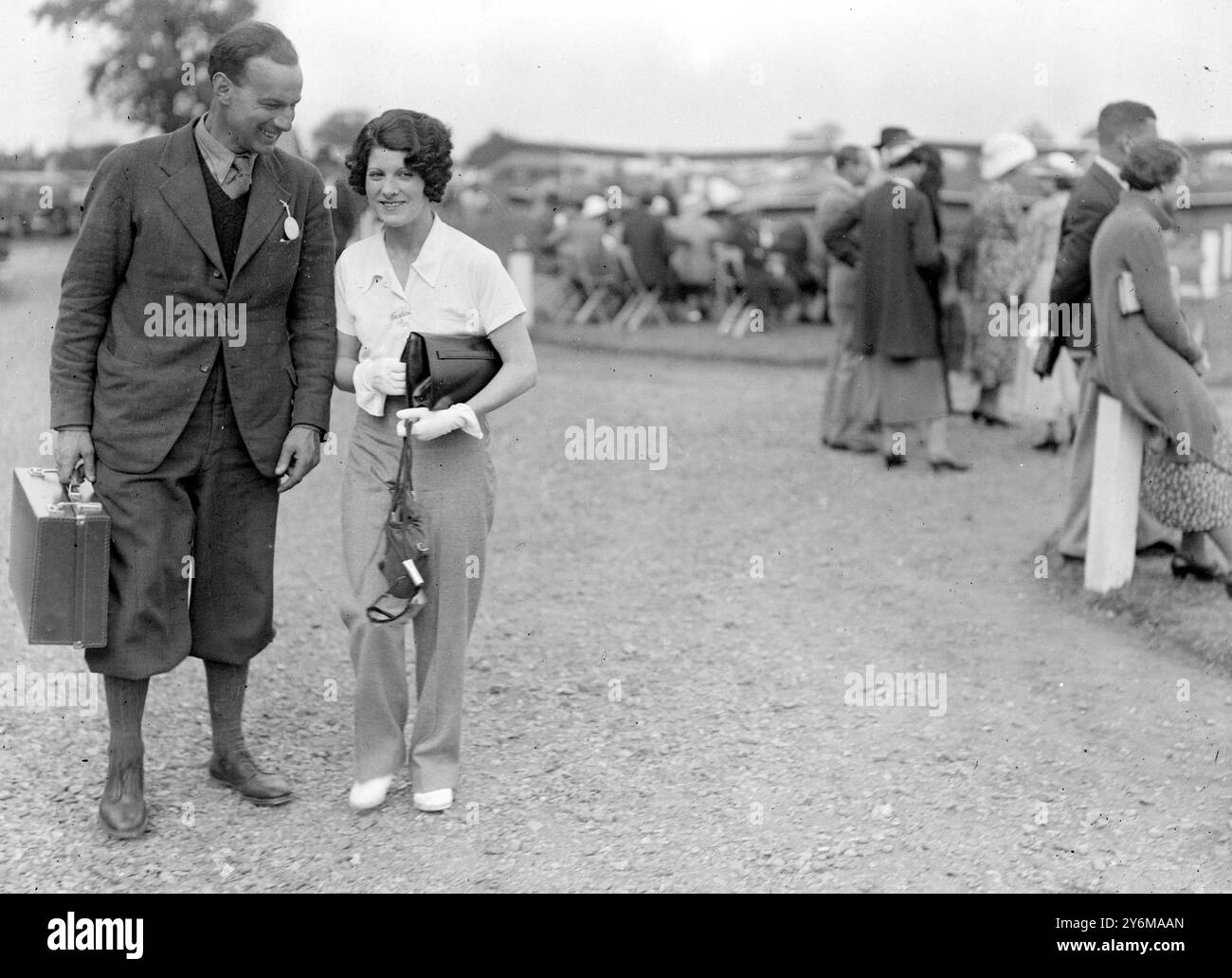 Leggere 'At Home' Miss Paddy Naismith dell'Aero Club, che ha volato sul suo aereo da Heston con Mr R.R. Bentley. Foto Stock