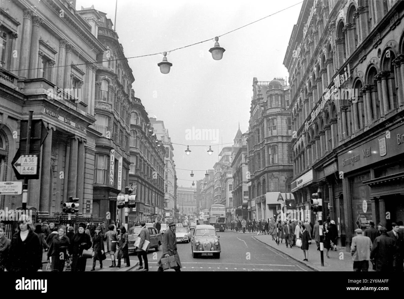 Birmingham, Inghilterra: Una foto recente di New Street, una delle strade principali di Birmingham. Le squadre argentine, spagnole e della Germania Ovest giocheranno i loro Giochi di Coppa del mondo all'Aston Villa Stadium, che è in fase di ristrutturazione per l'occasione. Birmingham è la seconda città più grande d'Inghilterra e si sta preparando per intrattenere i visitatori e i giocatori che si recheranno in città per i giochi del 2 marzo 1966 Foto Stock