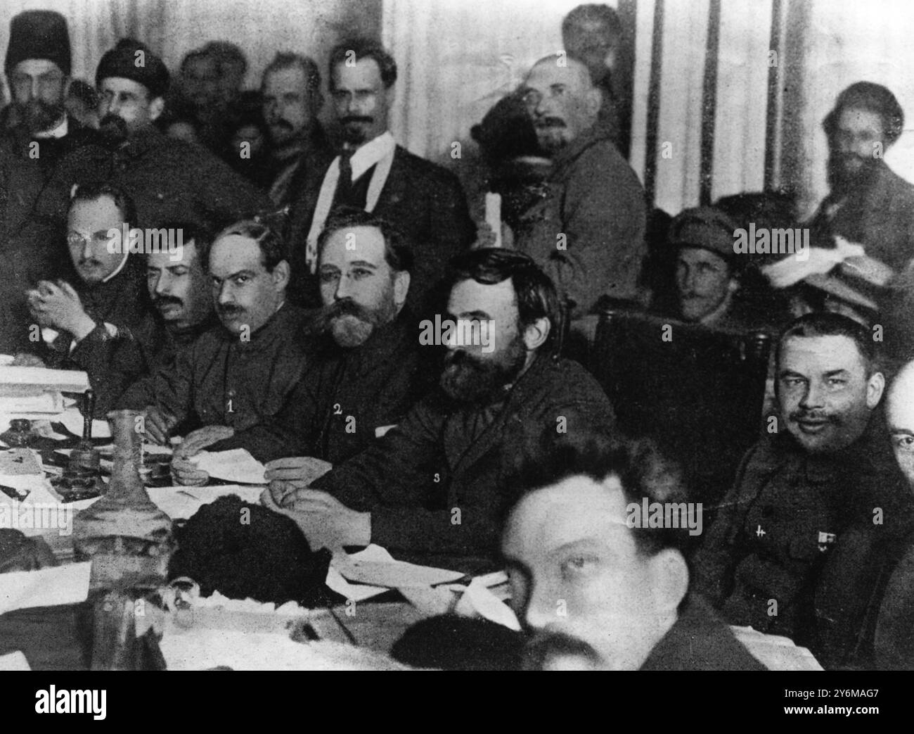 Un'immagine interessante che mostra una seduta del Congresso del Partito Comunista a Mosca. Le cifre numerate sono le seguenti: 1. Rykoff, (uno dei virate del TRIUM nominato per proseguire per sei mesi durante l'assenza di Lenin) 2. Kemeneff (un altro del TRIUM virate) 3. Bukharin 4. Kalinin 5. Lenin (che sta prendendo sei mesi di congedo - 1932 Foto Stock