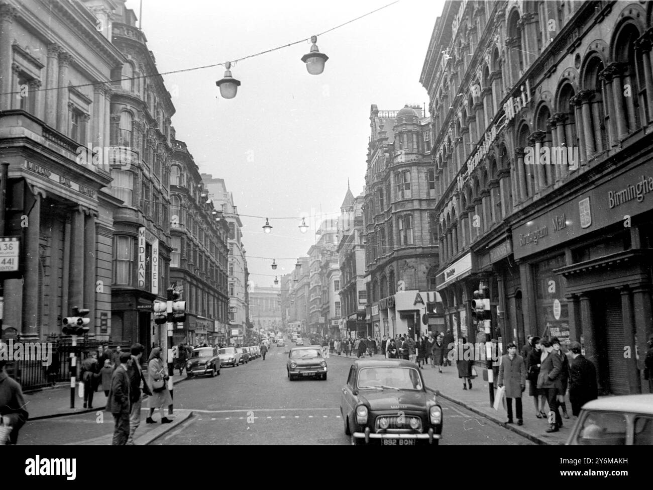 Birmingham, Inghilterra: Una foto recente di New Street, una delle strade principali di Birmingham. Le squadre argentine, spagnole e della Germania Ovest giocheranno i loro Giochi di Coppa del mondo all'Aston Villa Stadium, che è in fase di ristrutturazione per l'occasione. Birmingham è la seconda città più grande d'Inghilterra e si sta preparando per intrattenere i visitatori e i giocatori che si recheranno in città per i giochi del 2 marzo 1966 Foto Stock