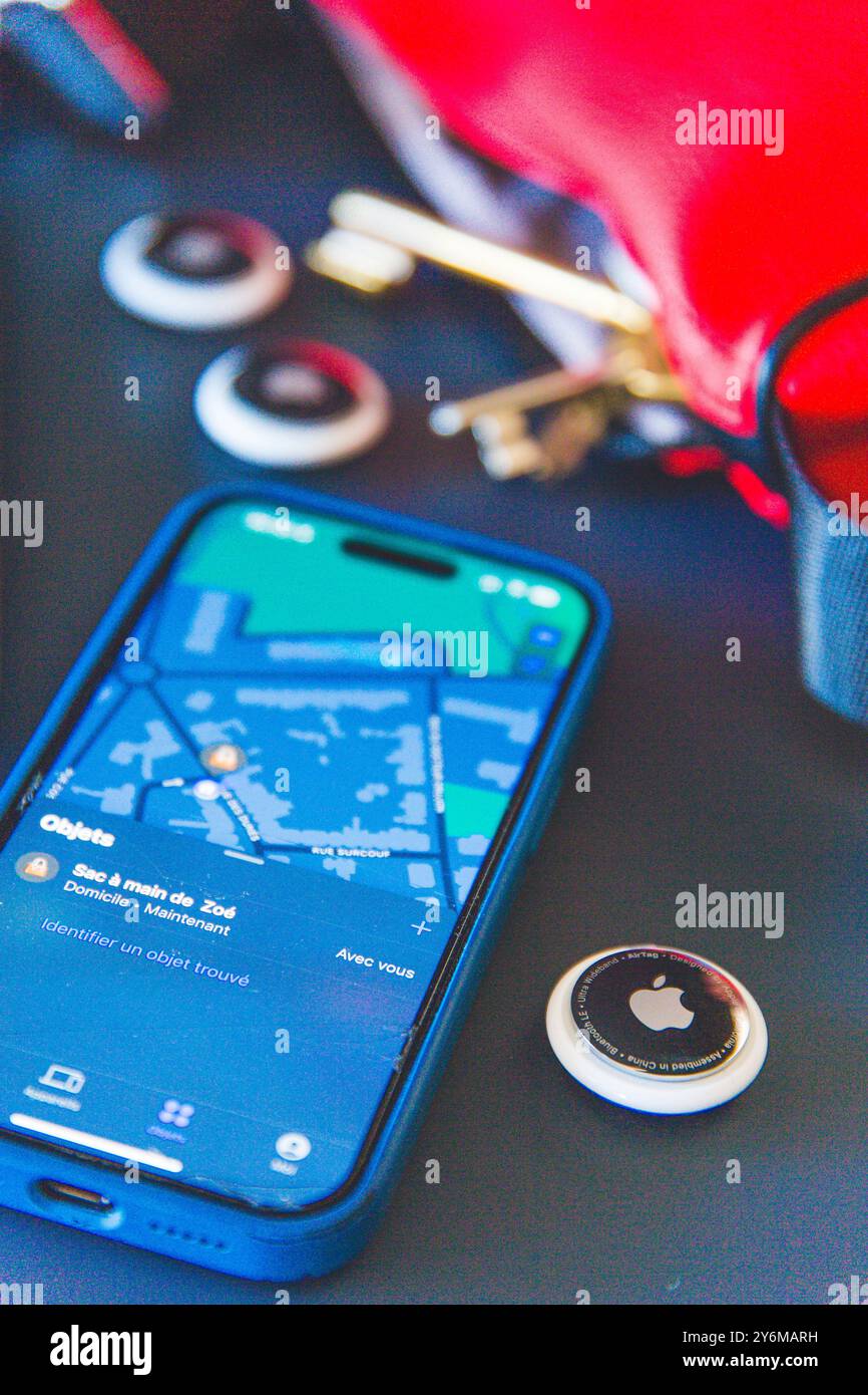 Airtag, il tracker Apple, per trovare oggetti persi grazie alla localizzazione, ma anche per spiare le persone Foto Stock